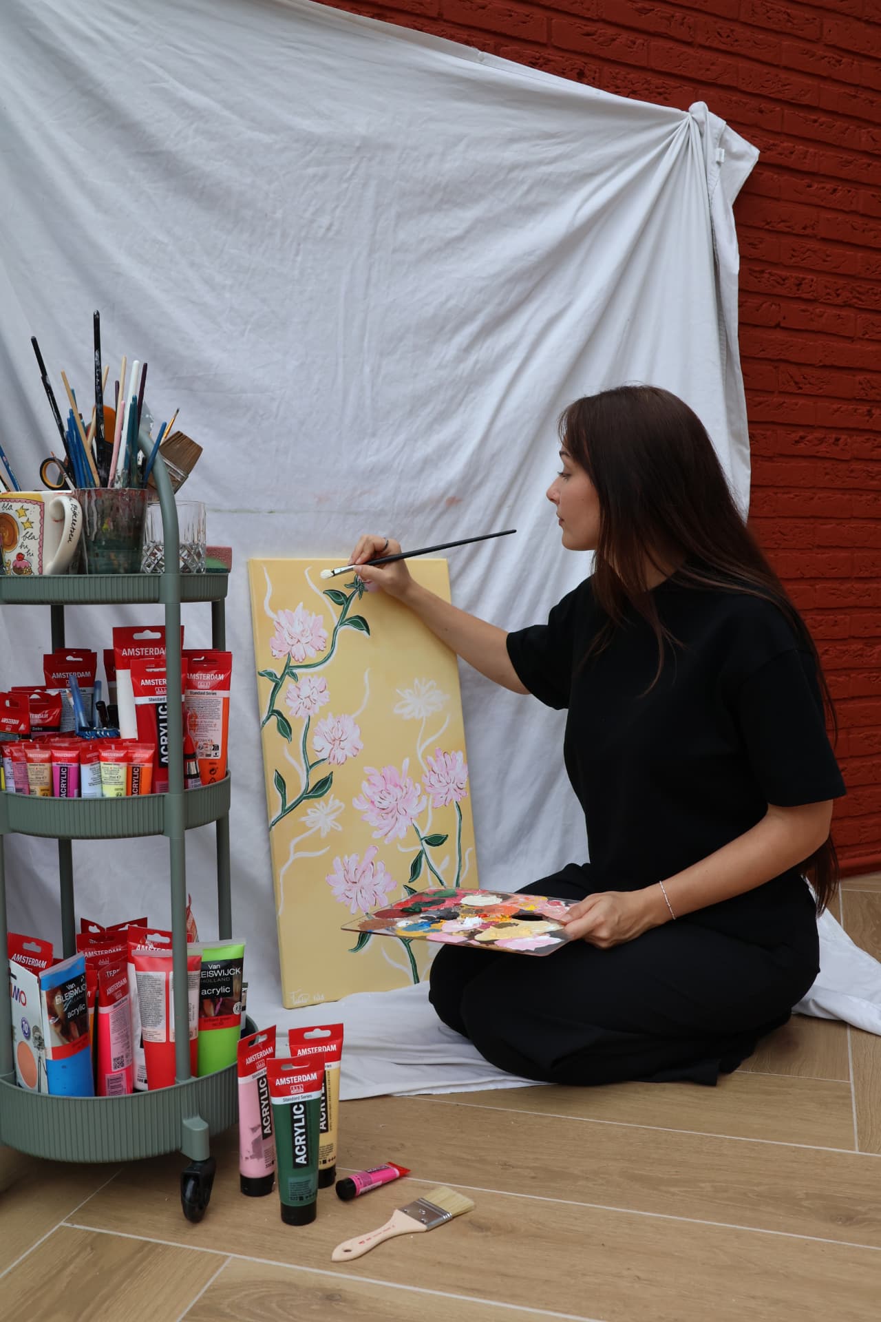 Lissy van Tol schilderend in haar atelier